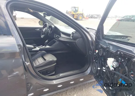 2022 Alfa Romeo Giulia Veloce Awd z USA, uszkodzony, nr VIN ZARFANBN5N7663713